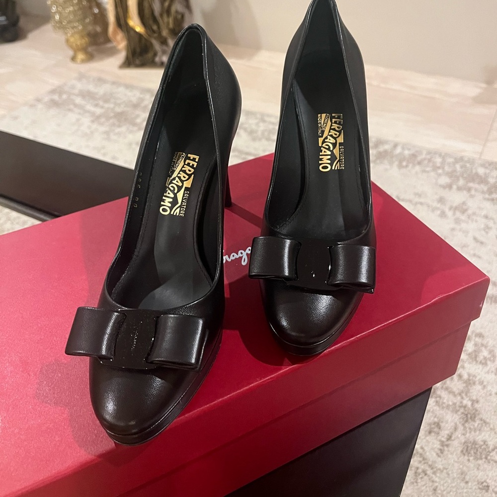BRAND NEW FERRAGAMO OSIMO BLACK  PATENT LEATHER VARA BOW LOGO PLATFORM PUMPS